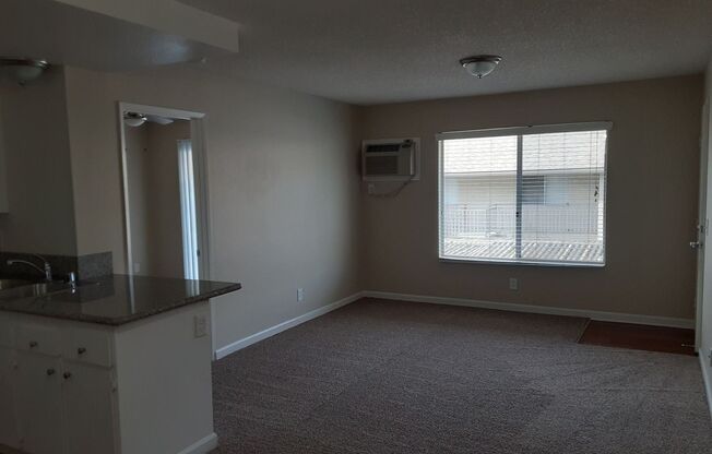 2 beds, 1 bath, 800 sqft, $2,100, Unit 52