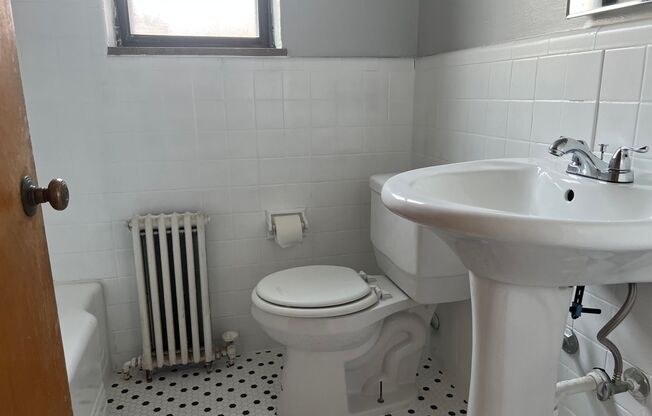 2 beds, 1 bath, 800 sqft, $1,840, Unit 6224 Fifth Ave. #315F