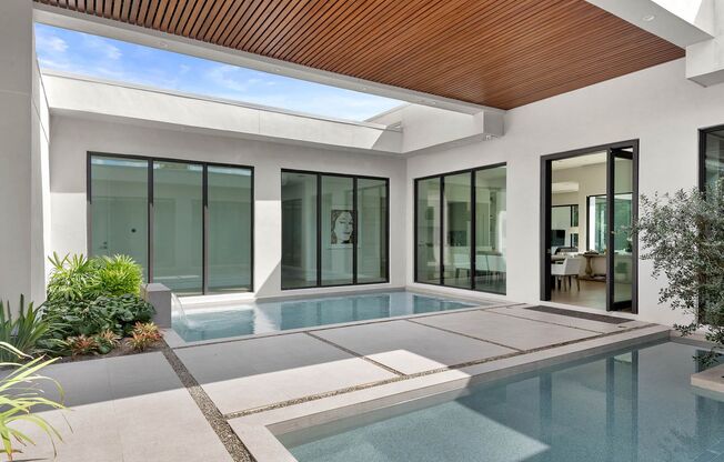 Spectacular Modern, 1-story house in Winter Park, located on gorgeous Spring Lane.