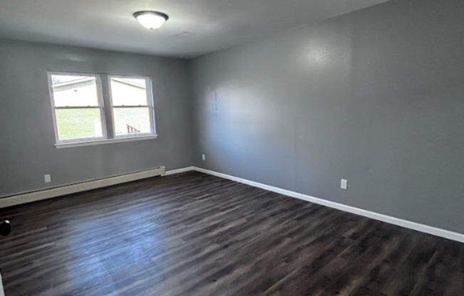 2 beds, 1 bath, $1,050, Unit 111