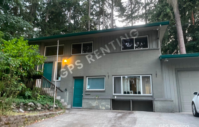 Eastgate Bellevue -3 Bed upper unit with large yard.