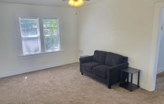 1 bed, 1 bath, 580 sqft, $785, Unit Upstairs Garage Apt