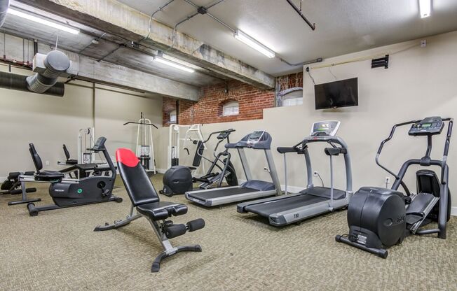 Studio, 1 bath, 640 sqft, $1,085, Unit 403