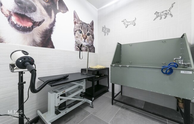 2 beds, 1 bath, $2,724, Unit J4