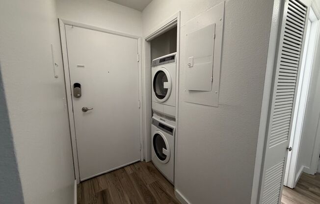 2 beds, 1 bath, 933 sqft, $1,675, Unit 208