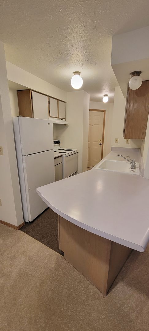 2 beds, 1 bath, $1,130, Unit 43