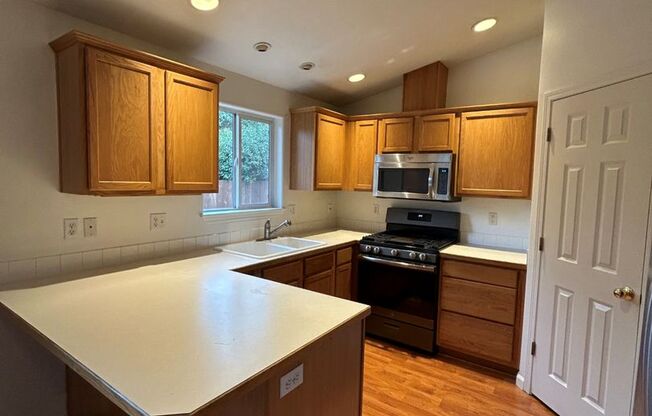 3 Bedroom Home In Santa Clara!