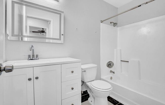 2 beds, 1 bath, 702 sqft, $1,150, Unit 8-1075