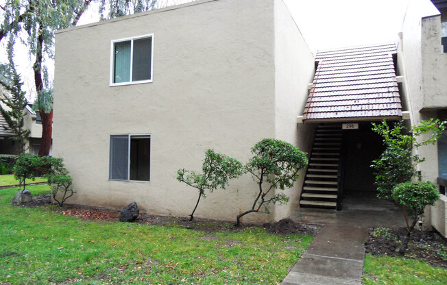 Cozy condominium in Blossom Valley. Hardwood floor, dishwasher, balcony.