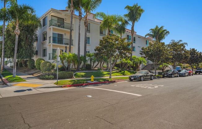 Stunning Hillcrest Condo 2 Bed 2 Bath 2 Parking Spaces