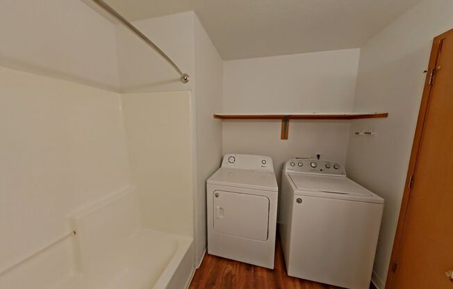 2 beds, 1.5 baths, 896 sqft, $1,395, Unit 634 LaSalle Street #3