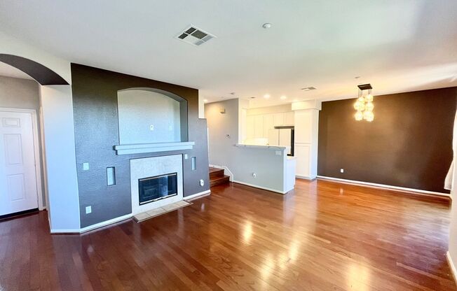 Beautiful 3B 2.5 BA Townhouse in Eastlake w/ Ocean View!