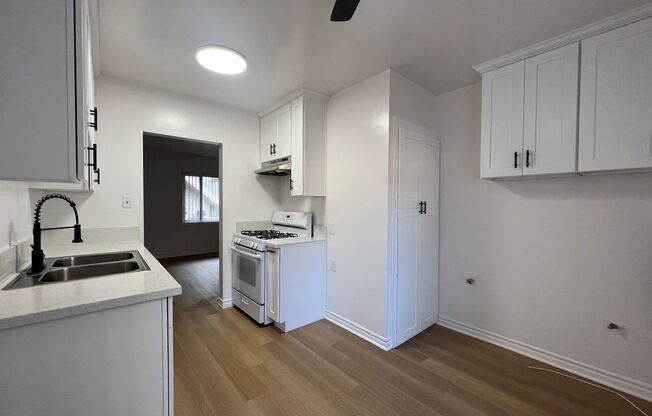 2 beds, 1 bath, $2,700, Unit 10300A