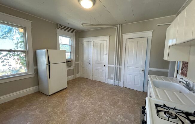 1 bed, 1 bath, 1,200 sqft, $825, Unit Unit 1 Lower