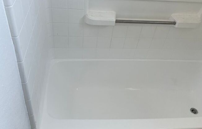 3 beds, 1 bath, 925 sqft, $2,100, Unit H-30 3/1