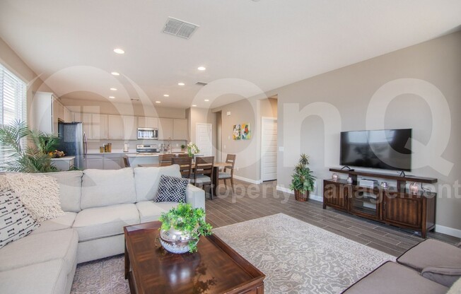 7819 S 44 LN
