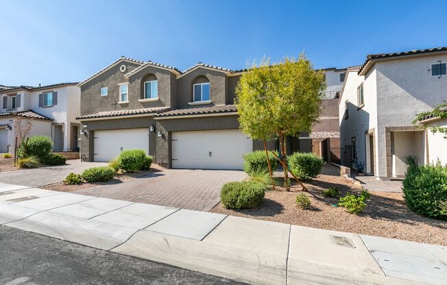 GORGEOUS TOWNHOME*UPGRADED*ALL APPLIANCES*GATE COMMUNITY W/ COMMUNITY POOL/SPA*