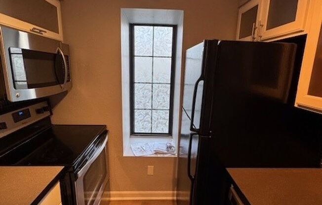 2 beds, 1 bath, $2,200, Unit # #F