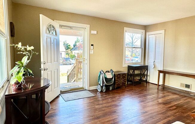 4 Bed + 2 Bath - Screened in Porch! Pets Welcome! Parking!