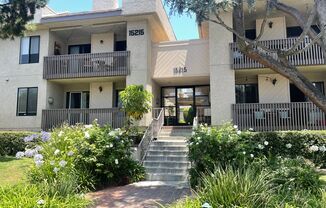 SHERMAN OAKS!!!: FANTASTIC 2 BEDROOM + 1 1/2 BATHROOM CONDO!