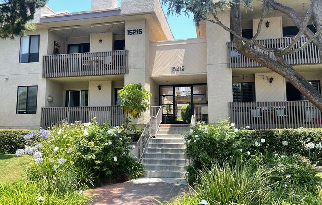 SHERMAN OAKS!!!: FANTASTIC 2 BEDROOM + 1 1/2 BATHROOM CONDO!