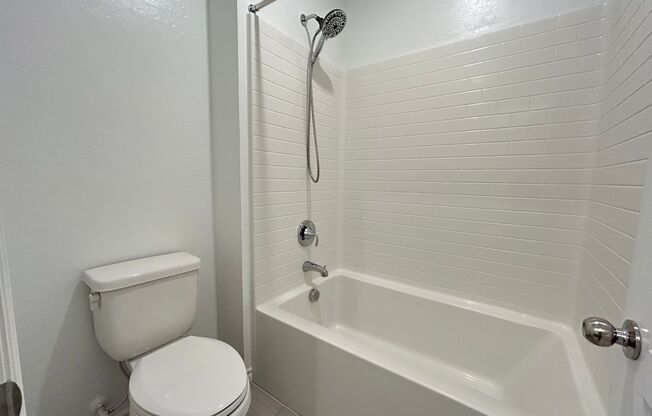 3 beds, 2.5 baths, $2,595, Unit # 1070