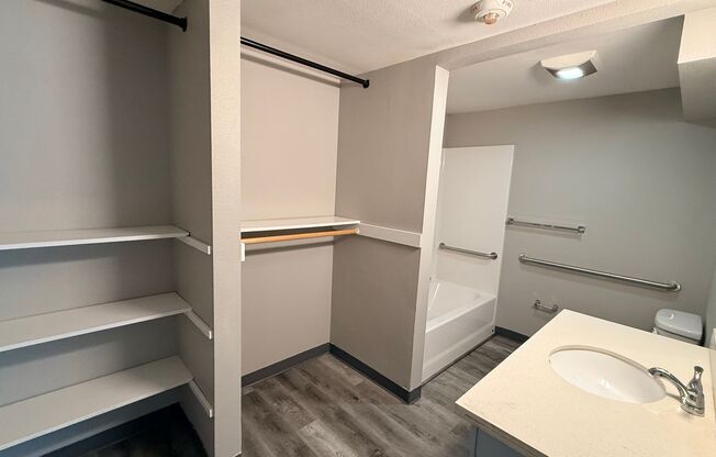 1 bed, 1 bath, 650 sqft, $1,100, Unit Azul Apartments- #151