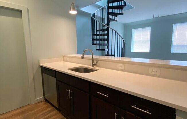 1 bed, 1.5 baths, 806 sqft, $1,350