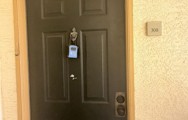 3rd Floor Unit, 1 bed/1 bath with Den in CARROLLWOOD AREA