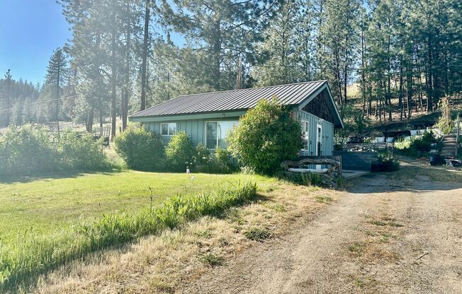 ***Move-In Special*** Charming 1 bed 1 bath Long Lake Cabin Retreat