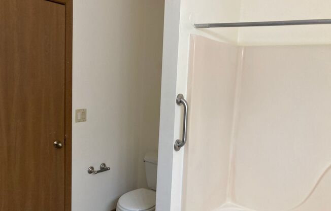 3 beds, 1 bath, 1,040 sqft, $1,800, Unit 3172-104