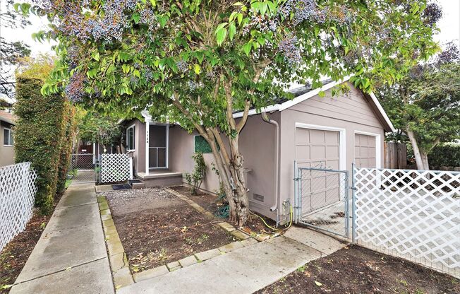 Beautiful 2 bed/1 bath Duplex with Attached Garage in Redwood City Available NOW! Pet friendly!