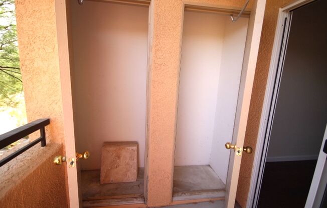 Close to shopping and easy access to Freeway!!!