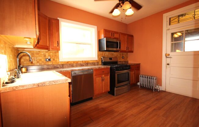 3 beds, 1 bath, $1,800, Unit Unit 2