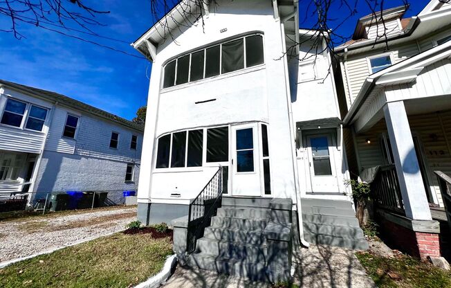 Charming 2nd Floor, 3 Bedroom duplex next to Lafayette Park