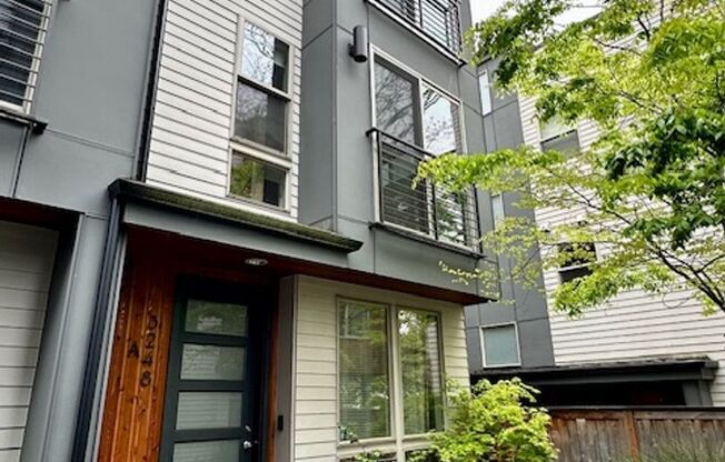 3 Bedroom Queen Anne Townhouse w/rooftop deck