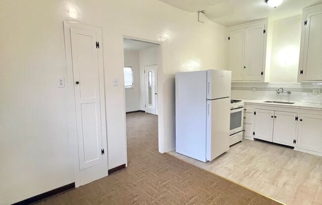 1 bed, 1 bath, 700 sqft, $1,995, Unit 2821 E Theresa St