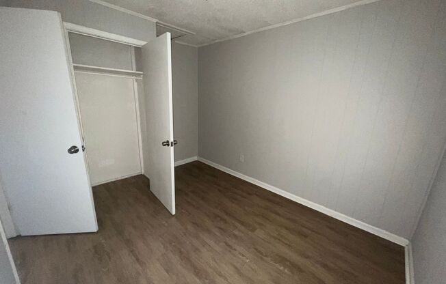 2 beds, 1 bath, $850, Unit #E