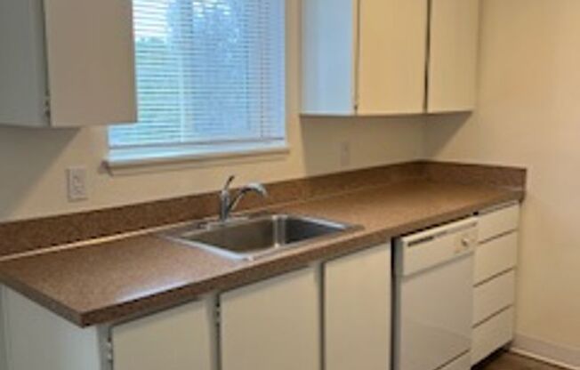 1 bed, 1 bath, 700 sqft, $1,300, Unit 762-28