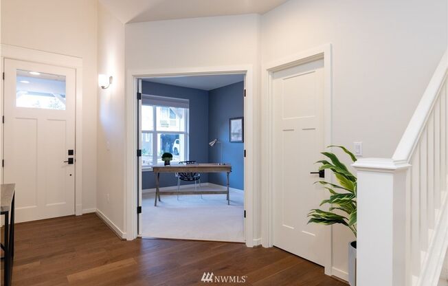 4 Bedroom Oversized Home in Mountlake Terrace- Office Space and Charging Station