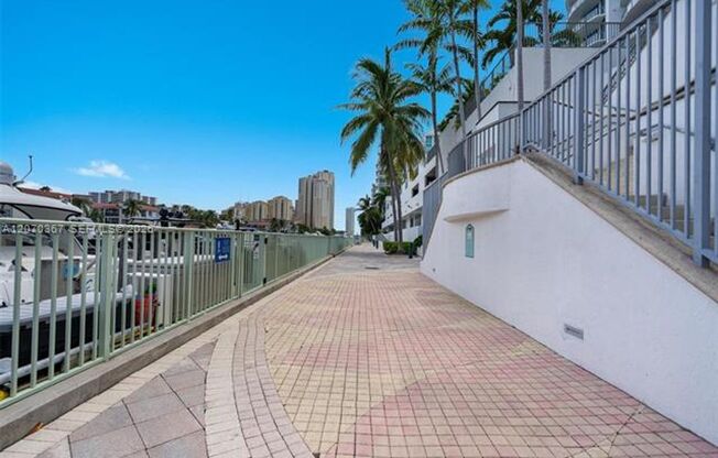 3 beds, 2 baths, $4,300, Unit # 818