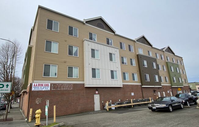 Newly remodeled 4-story Apartment Downtown Renton