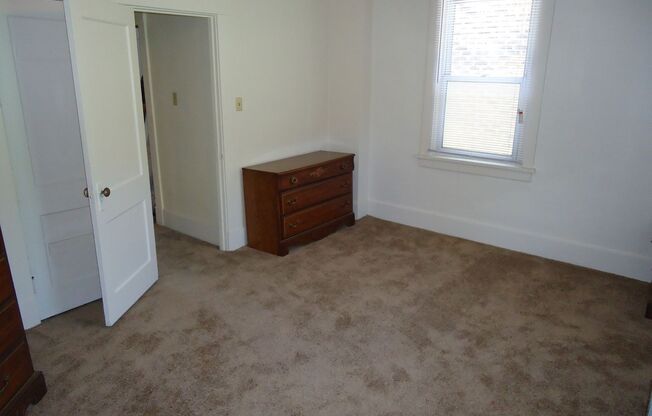 2 beds, 1 bath, $1,480, Unit 1STFL