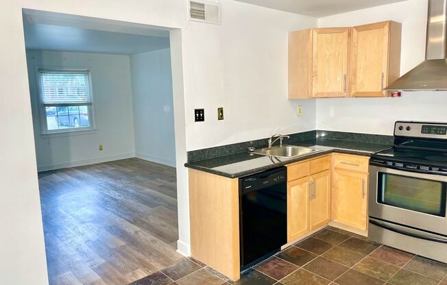 2 beds, 1 bath, 783 sqft, $1,395, Unit C