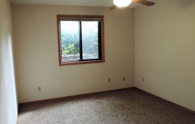 2 beds, 1 bath, $1,400