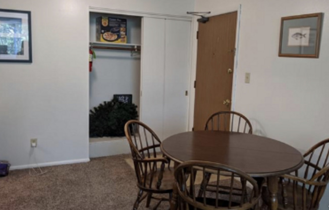 1 bed, 1 bath, 590 sqft, $750, Unit Old Gold Large 1br-1