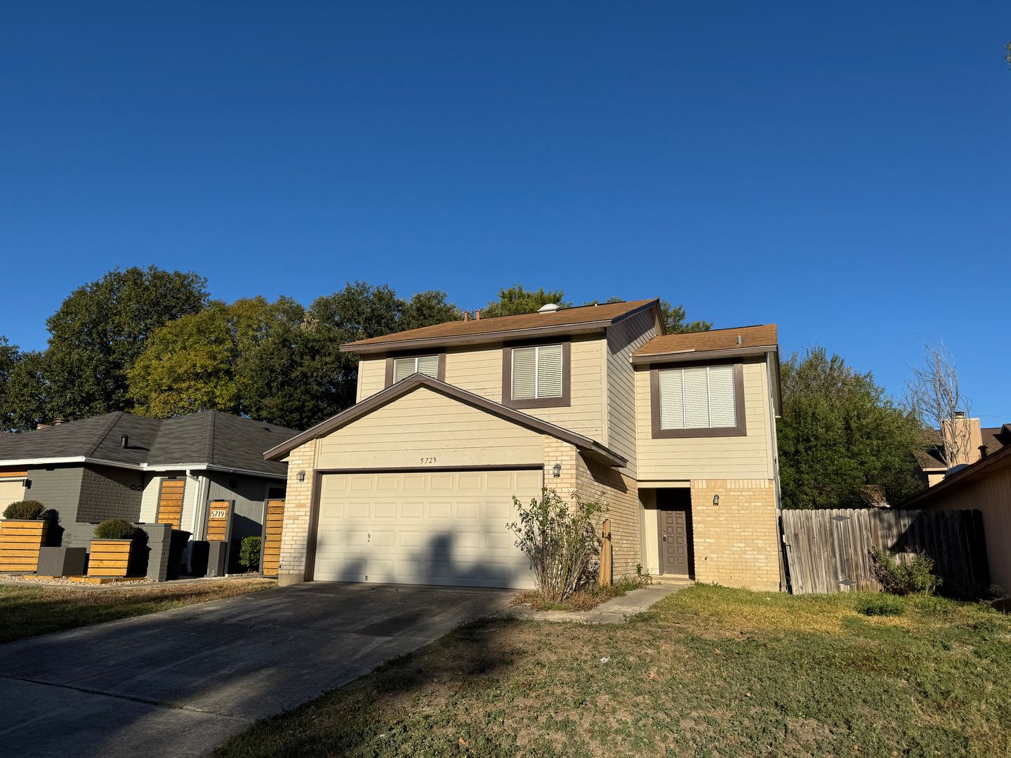 GREAT FLOORPLAN W/ HUGE MSTR BEDROOM UPSTAIRS IN SPRING CREEK - NORTHEAST