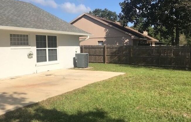 Adorable 3/2 located in Oviedo - Alafaya Woods! Move in READY!