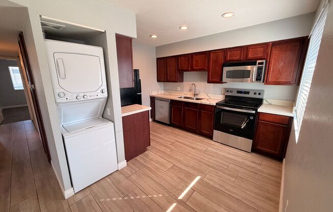 Charming 2 Bedroom, 2 Bathroom Single-Level Apartment in Cozy Phoenix Community