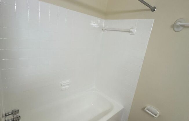 3 beds, 2 baths, 1,300 sqft, $2,100, Unit 3335 #202